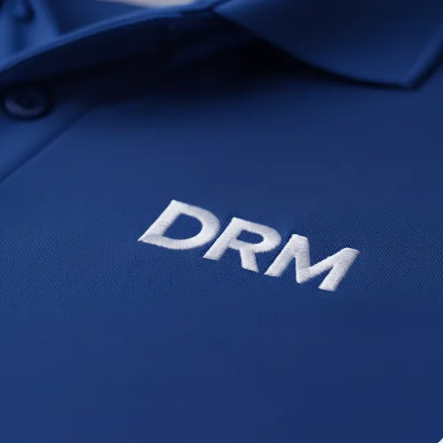 Technicien DRM Cannes au travail sur un rideau métallique