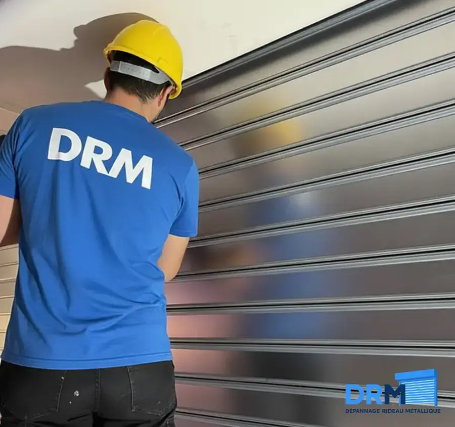 Technicien DRM Cannes intervenant sur un rideau métallique